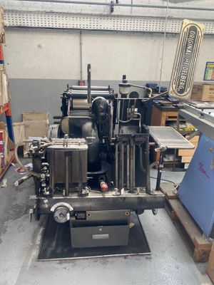 une machine placée au milieu d'une pièce
