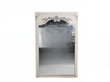 un miroir accroché au mur