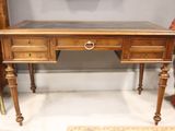 un bureau en bois avec un plateau en marbre et deux tiroirs
