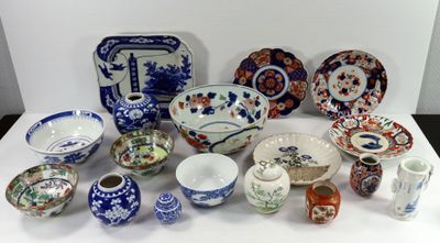 de nombreux types de plats et de bols en porcelaine sur la table