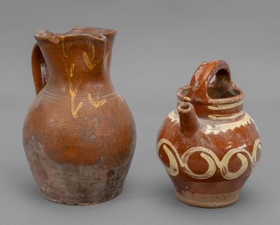 deux vases posés l'un à côté de l'autre sur une surface grise