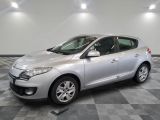 la voiture argentée est garée dans le garage sur le sol en damier
