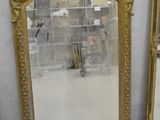 deux miroirs posés l'un à côté de l'autre sur le sol