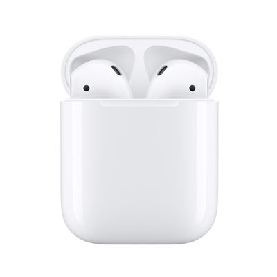 des AirPods d'Apple avec leur boîtier de recharge sur fond blanc