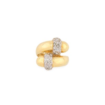 une paire de bagues en or serties de diamants sur fond blanc