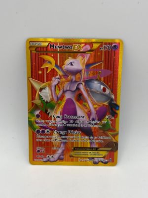 gros plan d'une carte pokemon sur une surface blanche