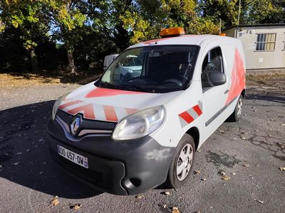 une camionnette blanche ornée d'une bande rouge et blanche, garée sur un parking