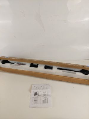 une boîte contenant une paire de ciseaux, posée sur une table