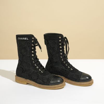 une paire de bottines en dentelle noire portant l'inscription « Chanel »