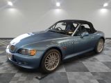 une photo d'une voiture de sport bleue garée dans un garage
