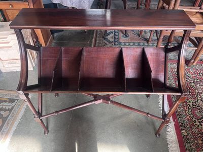une table en bois sur laquelle est posé un porte-revues