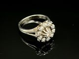 gros plan d'une bague en diamant sur une surface noire