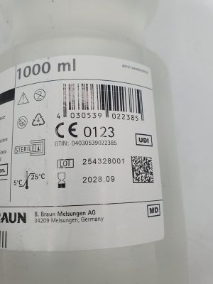un gros plan d'une bouteille de liquide sur laquelle figure un code-barres