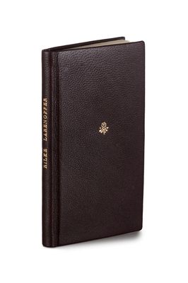 une housse de Bible en cuir marron ornée d'un emblème doré sur la couverture