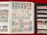 un livre avec des timbres, posé sur une table