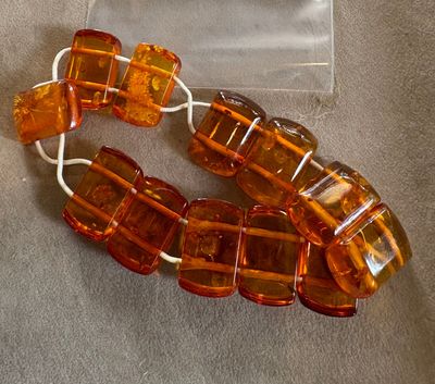 Bracelet en ambre, élastique fortement détendu