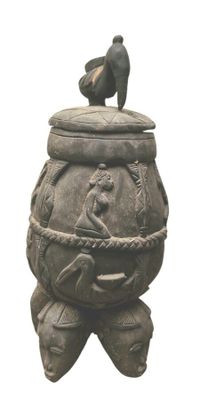 une statue représentant un homme assis sur un pot