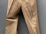 une photo d'un pantalon suspendu à une corde à linge