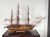 une maquette de bateau en bois exposée sur une table
