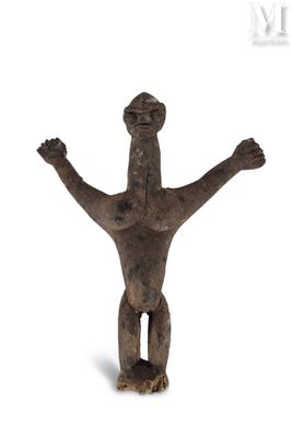 une image représentant une statue d'un homme les mains levées