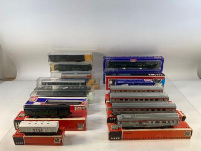 de nombreux wagons posés sur une table