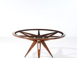 un gros plan d'une table en bois avec un plateau circulaire