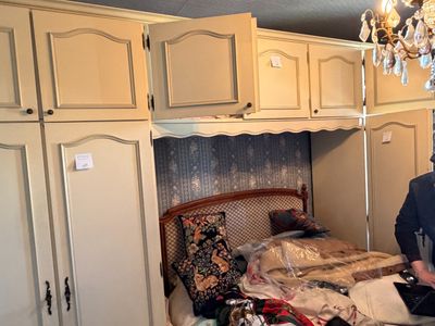 Lit avec literie et lit pont et commode - Avec contenu à dis…