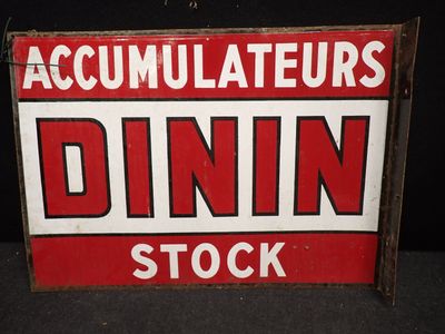 une vieille enseigne rouge et blanche portant l'inscription « dinin stock »