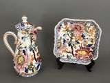 deux pièces de porcelaine ornées de fleurs et de feuilles