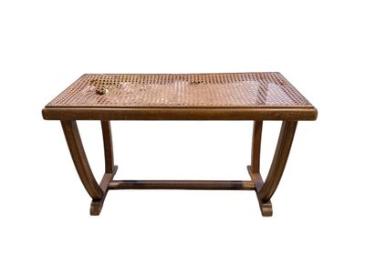 Une banquette en bois de placage moulurée, cannée, dans le g…