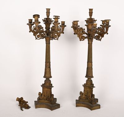 paire de candélabres anciens en bronze sur socles, ornés de figurines