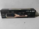 La boîte d'une brosse à cheveux est ouverte sur la table.