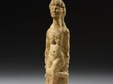 l'image d'une statue représentant une femme tenant un enfant dans ses bras