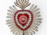 an image of a heart shaped brooch with a crown on top of it