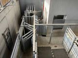 une vue aérienne d'un bâtiment comportant de nombreux tuyaux