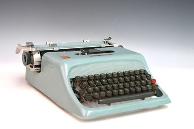 une vieille machine à écrire posée sur une table, sur fond blanc