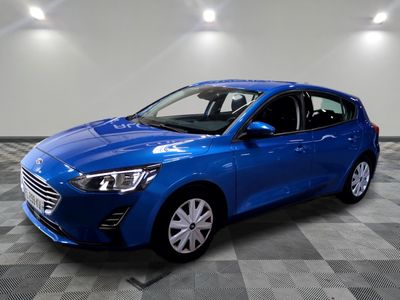 une voiture bleue est garée sur le sol à carreaux d'un garage