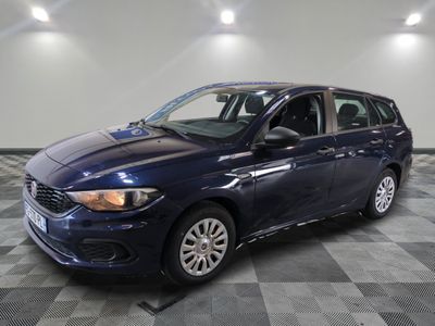 une voiture bleue est garée sur le sol à carreaux d'un garage