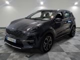 un 4x4 noir garé dans un garage au sol en damier