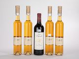 trois bouteilles de vin sont posées les unes à côté des autres sur une surface blanche