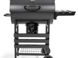 un barbecue noir à roulettes sur fond blanc
