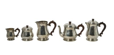 service à café et à thé en argent, composé de quatre pièces, sur fond blanc