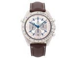 gros plan d'une montre sur fond blanc avec un bracelet marron