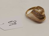 Gros plan sur une bague en or portant une étiquette