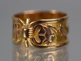 une image représentant une bague en or ornée d'un motif