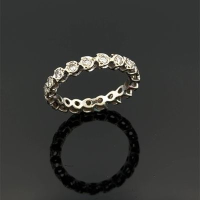 gros plan d'une bague en diamant sur une surface noire