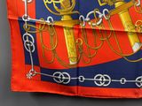 une écharpe rouge et bleue ornée d'un motif doré et bleu