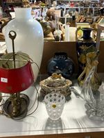 Lot comprenant : important vase blanc, coupe en cristal, lam…