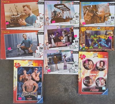 tout un tas d'affiches de films différentes par terre