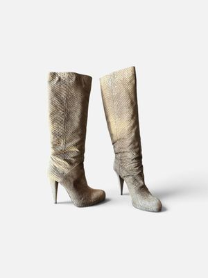 une paire de bottes à talons hauts sur fond blanc